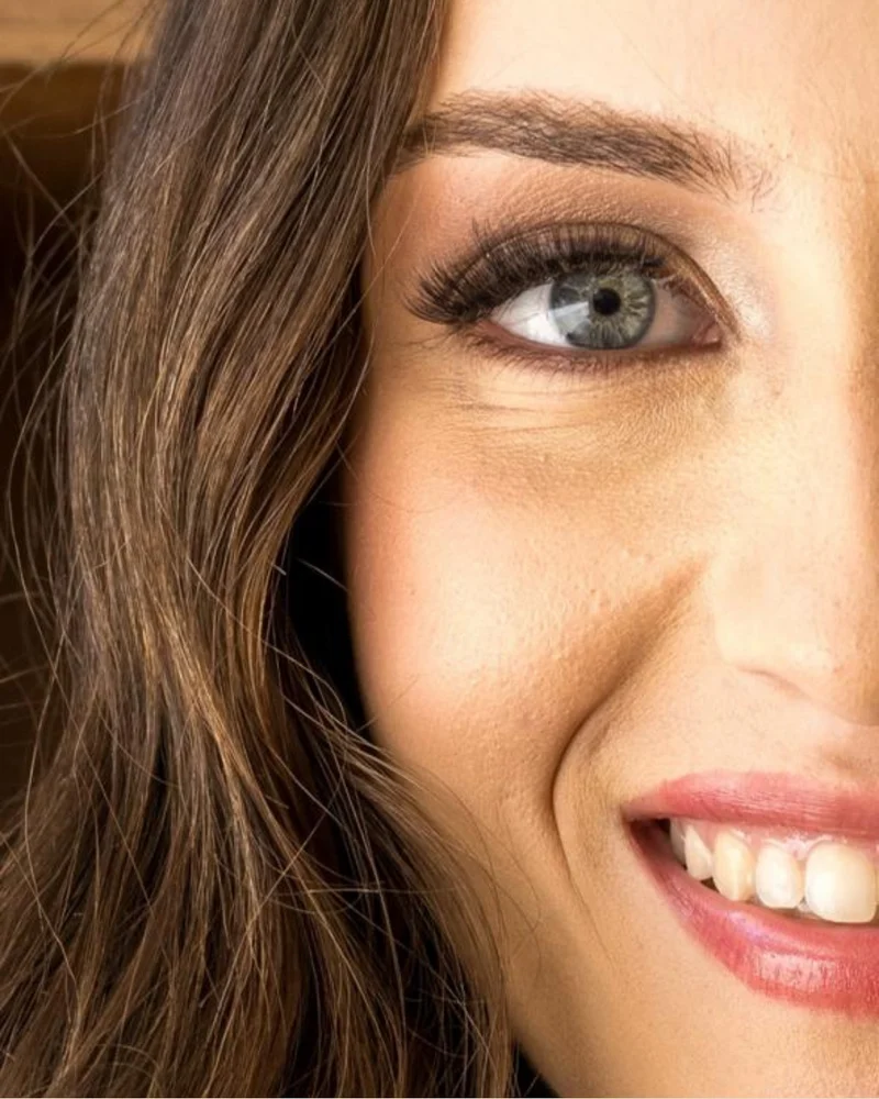 Retrato aproximado de Tarcylla Moura sorrindo, olhando para a câmera