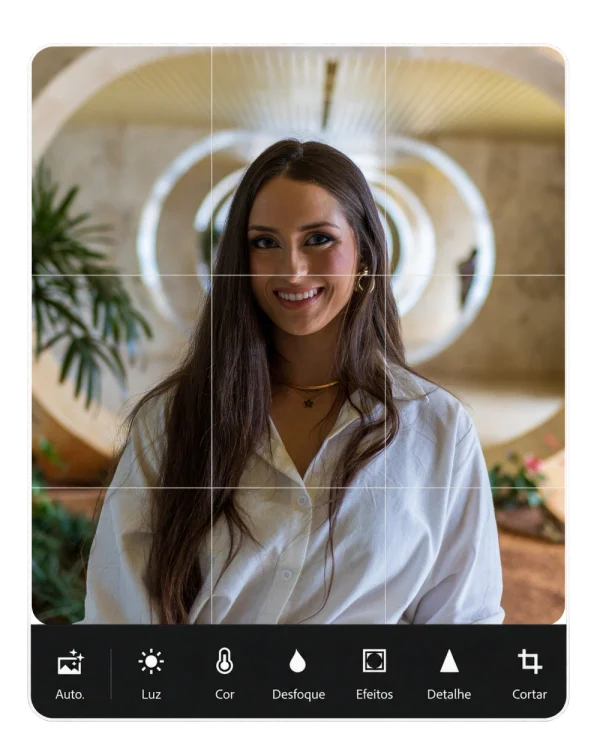 Retrato de Tarcylla Moura sorrindo, de camisa branca, aberto em uma tela de edição de fotos