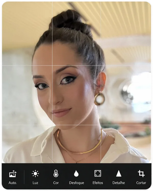 Retrato colorido de Tarcylla Moura com cabelo preso, aberto em uma tela de edição de fotos